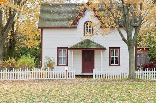 Advogada divórcio BELÉM Picturesque traditional house with autumn foliage and a white picket fence in London, Ontario.